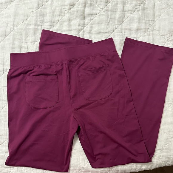 NWT Lilly Pulitzer Taden UPF 50+ Pant in Amarena Cherry Large - Picture 4 of 4